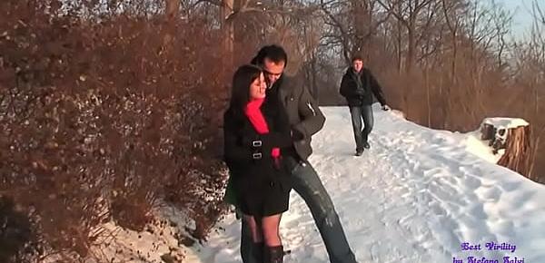  Esibizionisti fanno sesso sulla neve davanti ai passanti senza pudore